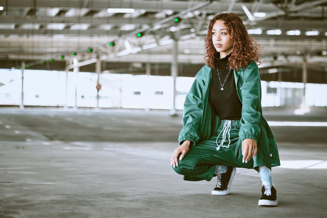 Clean streetwear with attitude: comfort, movement and style in one piece.